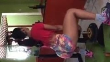 Gostosa na academia com short enfiado no rabo e o cara flagra tudo