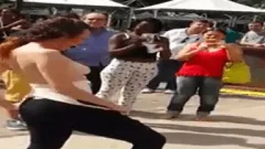 Mulher Revoltada Da Surra em Taradão Esfrega os Peitos na Cara Dele Plena Luz do Dia