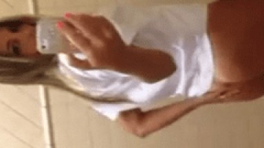 Vazou na Net Video Caseiro de Loira Safada Tocando Uma Siririca no Banheiro do Trabalho