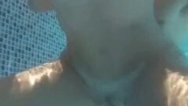 Namorado Tarado Coloca Sua Novinha Deliciosa na Piscina Mete Nela Gostoso e Faz Porno Caseiro