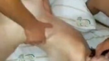 Marido Corno Chama Dois Amigos Para Comer Sua Esposinha do RJ Bem Gostosa e Branquinha