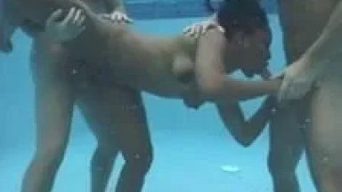 Video Amador de Menáge Masculino Com Morena Muito Gostosa e Safada Dentro da Piscina