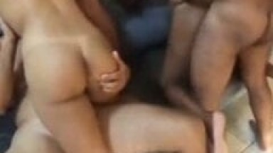 Casais Liberais de Pinheiros – SP Fizeram Uma Festinha Em Casa e Registraram o Momento