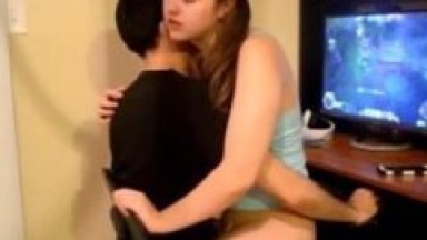 Caiu na Net Video Amador de Tarado Comendo Namorada Ninfeta e Gostosa Enquanto Joga na Net