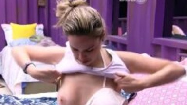 Ana Paula do Big Brother Brasil 16 Pagando Peitinho