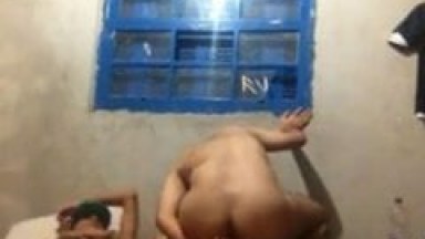 Orgia Gay Amadora Brasileira com Coroa Sentando na Piroca de Dois Novinhos Safados