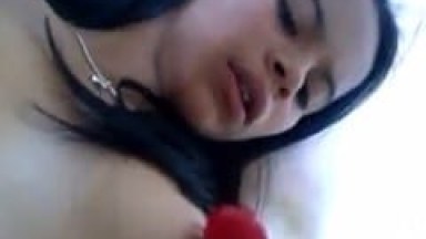 Sarah Ninfetinha Gostosa de Londrina – PR Grava Vídeo Se Masturbando com Pirulito e Perde o Celular