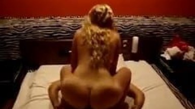 Loira Casada de Cuiabá – MT Geme Gostoso Enquanto Senta na Pica do Amante e Seu Marido Corno Grava Esse Pornô Amador