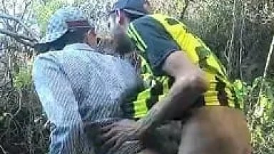 Pornô Amador Gay Com Dois Amigos Cariocas Que Vão Para Um Lugar Discreto do Meio do Mato Fazer Sexo Anal