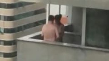 Flagra Amador Brasileiro Real de Empregada Pagando Boquete Para o Seu Patrão na Varanda do Apartamento Enquanto Vizinhos Filmam Tudo