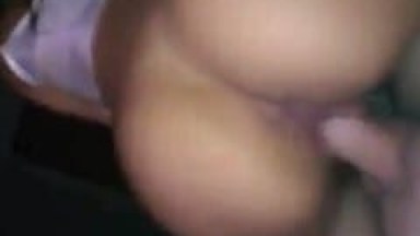 Rabuda Putinha Grava Vídeo Amador Quicando Gostoso e Rebolando Deliciosamente no Pau do Seu Namorado Sortudo