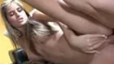 Namoradinha novinha de 18 aninhos adora dar o cuzinho gostoso