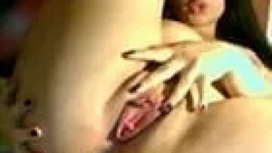 Video caseiro com morena gata que se masturba na webcam