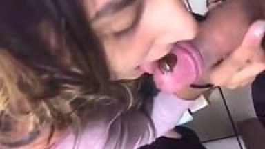 Tarado de Juiz de Fora – MG Grava Vídeo Amador Passando Cobertura de Bolo no Pau Para Sua Puta Provar Enquanto Chupa a Rola