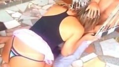 Loira Gostosa de Sorocaba – SP Chupa e Fode Com Amante no Quintal de Casa Enquanto Corno Grava Pornô Amador Com Seu Celular