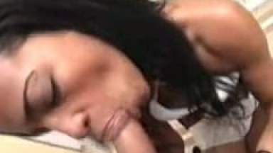 Empregadinha gostosa caiu no papo do cara e levou muita rola no porno
