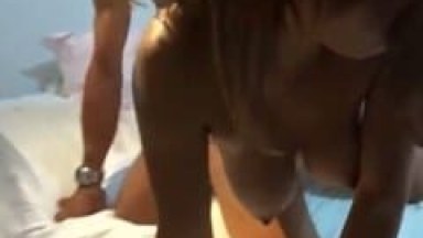 Esposa Trepadeira Chupa a Pica do Amante e do Corno Enquanto Fode de Quatro Com Outro Numa Casa de Swing em São Luís – MA