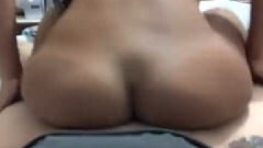 Morena Cachorra Grava Vídeo Caseiro Sentando na Piroca e Namorado Fraco Pede Pra Rabuda ir Devagar Pra Ele Não Gozar – RN