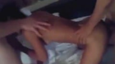 Magrinha Piranha Faz um Ménage Completo Com Dois Amigos Até Levar Gozada na Boca e Noivo Corno Grava Vídeo Amador – RJ
