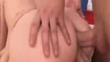 Arrombando a gostosa com uma dupla penetração