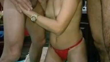 Delícia de loirinha fazendo sexo com dois marmanjos no porno