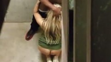 Flagra Amador Brasileiro Real de Loira Muito Gostosa Pagando um Boquete Pra um Negão Bem Dotado na Escadaria do Prédio – BA