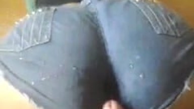 Rabuda Senta na Pica Sem Tirar o Short e Tarado Grava um Vídeo Caseiro Deixando a Bunda da Gostosa Melada de Porra – RJ