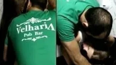 Clayton Funcionário da Velharia Pub Bar de São Paulo – SP Fode Com Cliente Gostosa no Banheiro e Colega de Trabalho Flagra