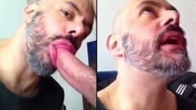 Careca Barbudo Grava um Vídeo Pornô Gay Chupando a Piroca do Amigo Ativo e Abre a Boquinha Para Receber Leite – RS