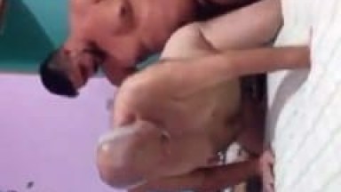 Jovem Gordinho Grava um Pornô Gay Encaçapando a Piroca no Cu do Pai do Amigo e Vídeo Vaza na Net – RJ