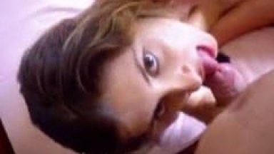 Ninfeta Gatinha de Mauá – SP Se Exibe Nua Para Namorado e Depois Cai de Boca na Rola Enquanto Tarado Grava um Pornô Caseiro