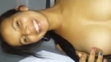 Caiu na Net Vídeo da Ninfeta Jhuly de Tacuru – MS Sentando na Vara do Vizinho Cheia de Tesão Enquanto Ele Grava um Vídeo