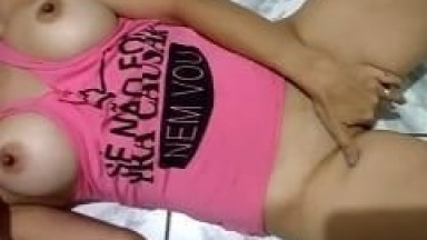 Peituda Amadora Se Exibe Peladinha Deitada no Chão e Se Masturba Gostoso Enquanto Marido Grava Esse Vídeo Que Caiu na Net – RJ