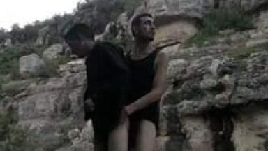 Machos Tarados Vão Pra Beira de Uma Cachoeira e Gravam Um Pornô Gay Dando Uma Rapidinha Muito Excitante – MT