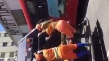 Gari Gostosa Exibe Seu Bumbum Nervoso Dançando Funk em Cima de um Caminhão de Lixo em Belo Horizonte – MG e Grupo de Amigos Filmam Tudo