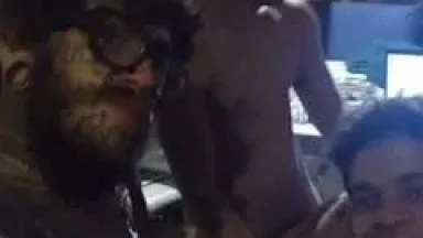 Tatuado Paulista Grava um Vídeo Amador Gay Mostrando Dois Amigos Fazendo uma Putaria Amadora no Meio da Galera – SP