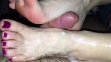 Amadora Toca Umazinha Pro Seu Marido Com Seus Pés Deliciosos e Faz o Sortudo Gozar Rapidinho Enquanto Ele Grava um Vídeo Caseiro – MG