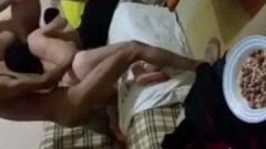Vadia Gostosa Faz Uma Social Com Amigos do Marido e Termina Fazendo um Ménage Enquanto Corno Manso Grava um Vídeo Amador – MG
