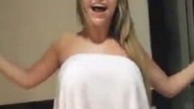 Tarado Leva Gostosa Pra Motel, Grava um Vídeo Pedindo Pra Safada Exibir Seus Peitos Siliconados e Vadia Se Rende e Mostra – SP