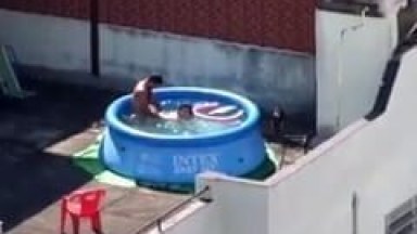 Flagra Amador Brasileiro Real de Casal Trepando Numa Piscina de Plástico no Terraço de Uma Casa Enquanto Vizinhos Filmam da Janela – MG