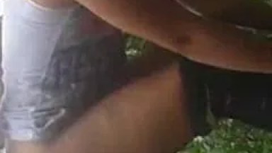Novinha Safadinha Vai Pro Mato Com Namoradinho e Grava um Pornô Amador Tomando Pirocada ao Ar Livre Mas Vídeo Cai na Net – RJ