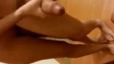 Gostosa Toca Uma Bronha Pro Seu Namorado Pirocudo Até Ele Gozar no Espelho e Casal Grava um Vídeo Caseiro Dessa Masturbação Excitante – PR