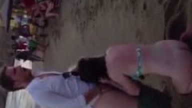 Tarada Paga Boquete Pra Sortudo em Festa Lotada na Praia e Cai na Net Após Várias Pessoas Filmarem a Putaria e Público – RJ