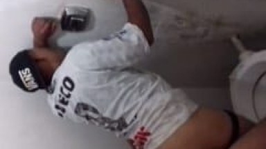 Flagra Amador Gay Real de Corintiano Safado Sendo Fodido de Quatro Por Amigo em Banheiro Público em São Paulo – SP