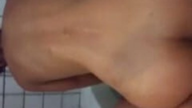 Casada Sapeca Vai Pra Motel Com Marido e Grava um Pornô Amador Fodendo na Banheira Pequena Mas Vídeo Vaza no Xvídeos – SP