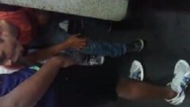Amador Tarado Paga um Boquete Rápido Pra Marmanjo em Banheiro Público e Outro Rapaz Grava Esse Pornô Gay Que Vazou na Net – SP