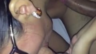 Putinha Boazuda de Óculos Mama a Rola do Amante e do Marido ao Mesmo Tempo Enquanto Corno Grava um Pornô Amador de Pertinho – Xnxx