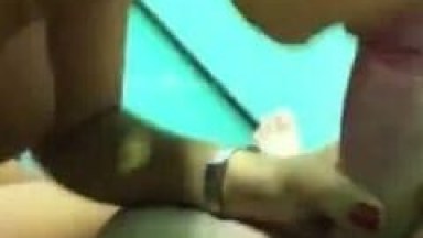 Vadia Engole a Piroca do Seu Ficante Pagando um Boquete Molhado Enquanto Ele Grava um Vídeo Mostrando Parcialmente o Rosto da Gostosa – Xnxx