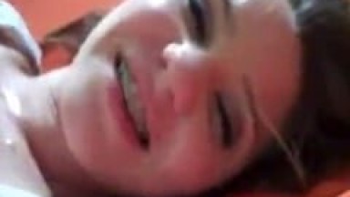 Linda loirinha de 18 anos se masturba para o namorado na frente da webcam