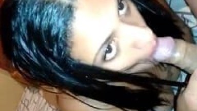 Amadora Gatinha Fica de Bruços Pra Chupar a Piroca e o Saco do Seu Namorado e Tarado Grava um Vídeo Caseiro Mostrando o Rosto da Vadia – Xnxx